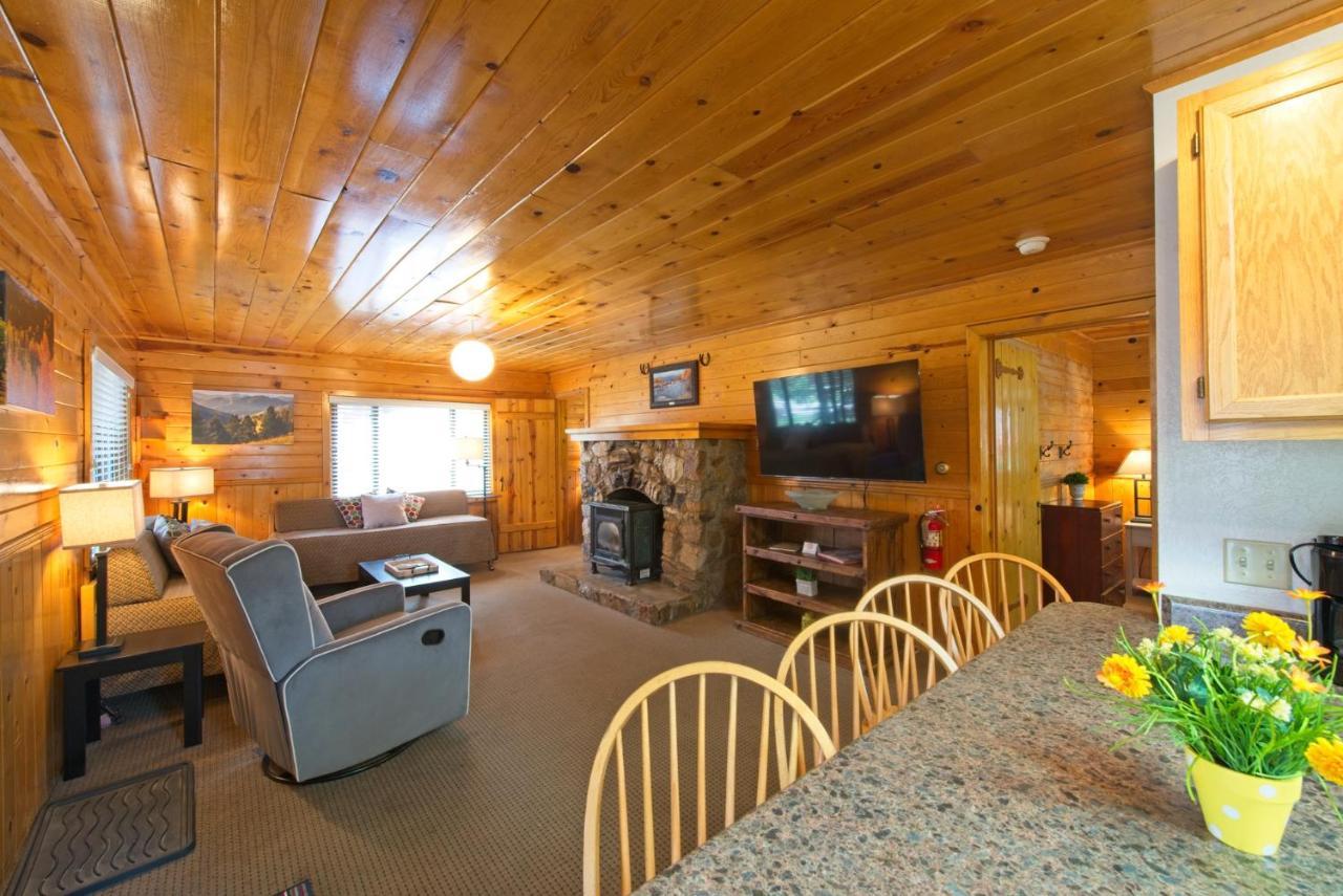 Sitzmark Sports Lodge Ред Ривър Екстериор снимка
