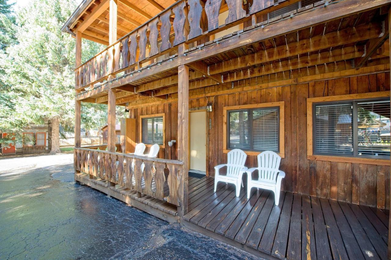 Sitzmark Sports Lodge Ред Ривър Екстериор снимка