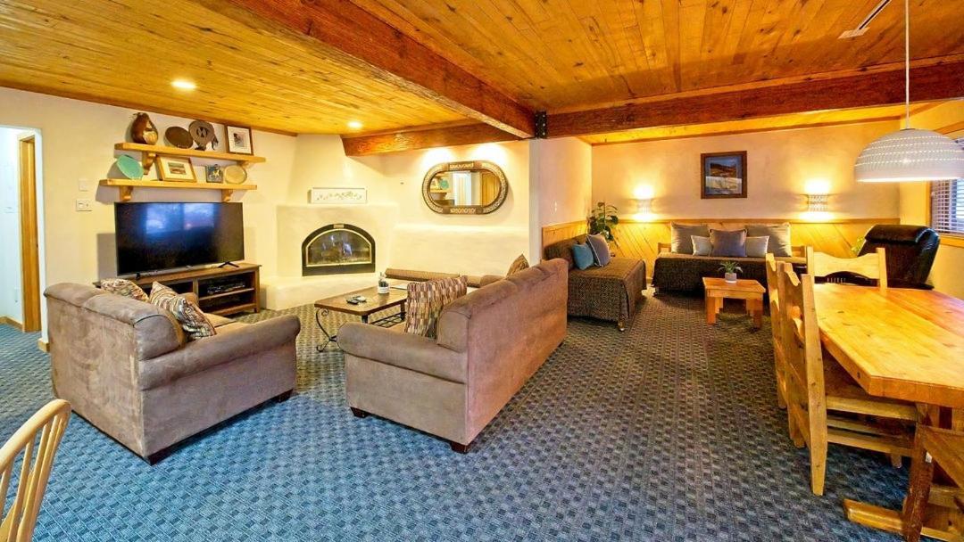 Sitzmark Sports Lodge Ред Ривър Екстериор снимка