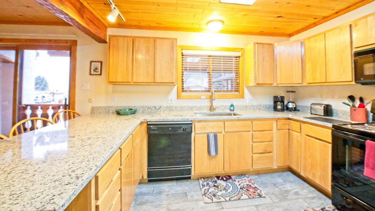 Sitzmark Sports Lodge Ред Ривър Екстериор снимка