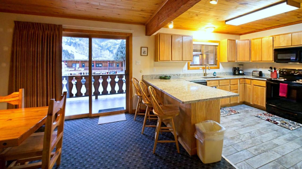 Sitzmark Sports Lodge Ред Ривър Екстериор снимка