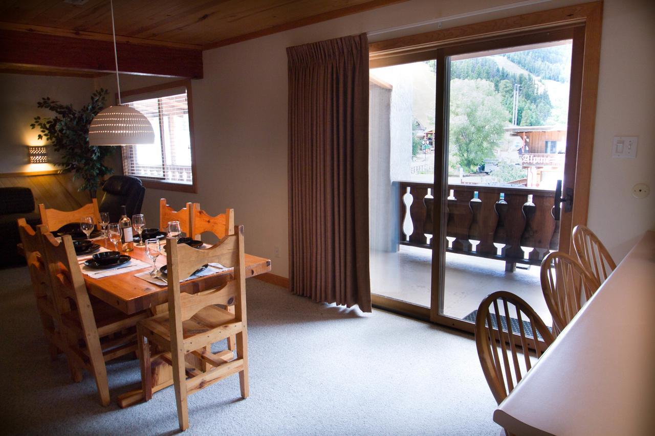 Sitzmark Sports Lodge Ред Ривър Екстериор снимка