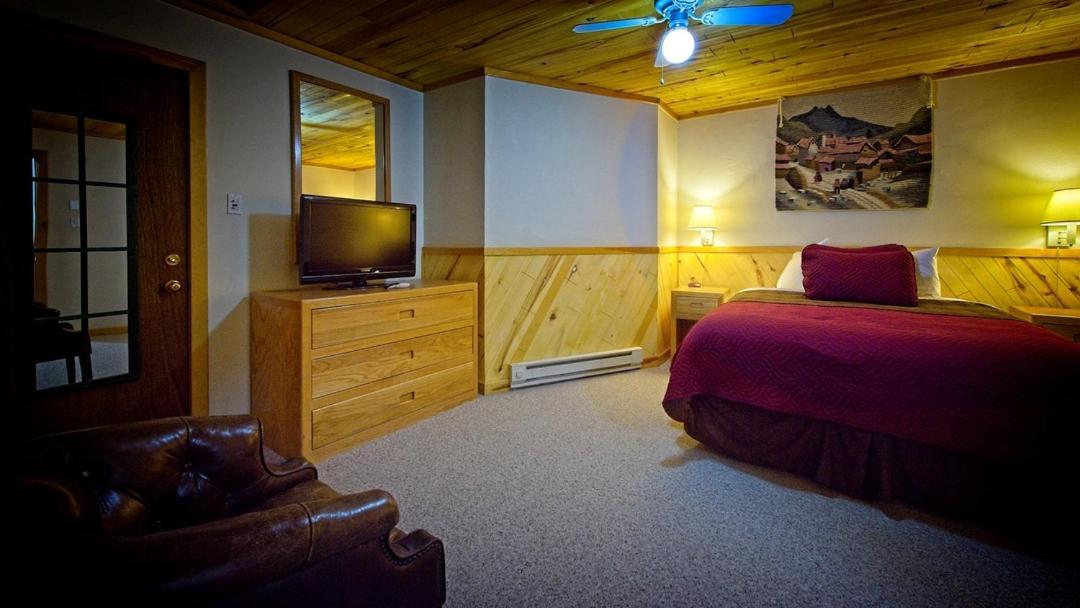 Sitzmark Sports Lodge Ред Ривър Екстериор снимка
