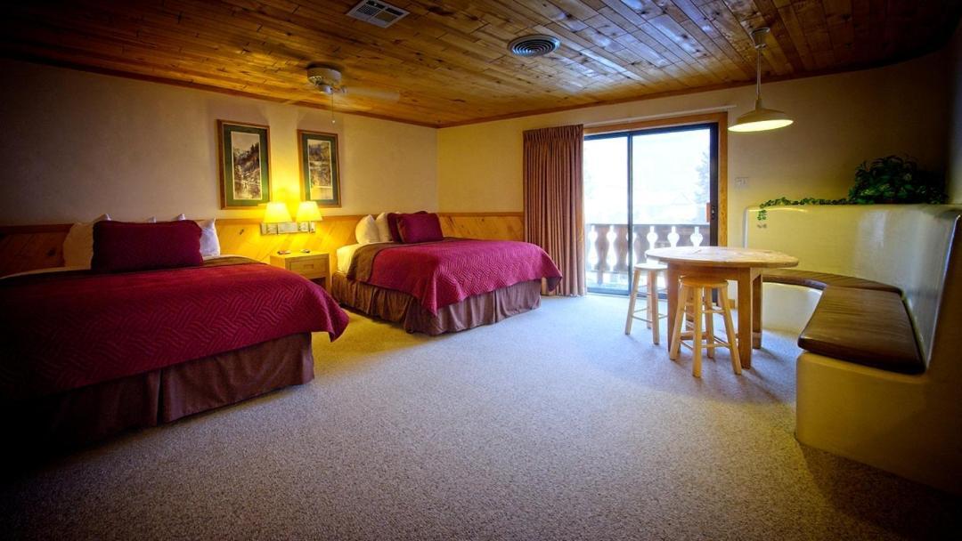 Sitzmark Sports Lodge Ред Ривър Екстериор снимка