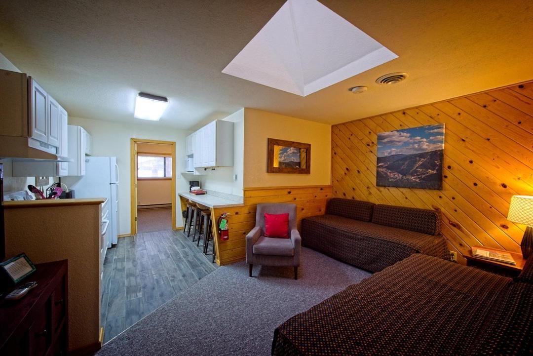 Sitzmark Sports Lodge Ред Ривър Екстериор снимка