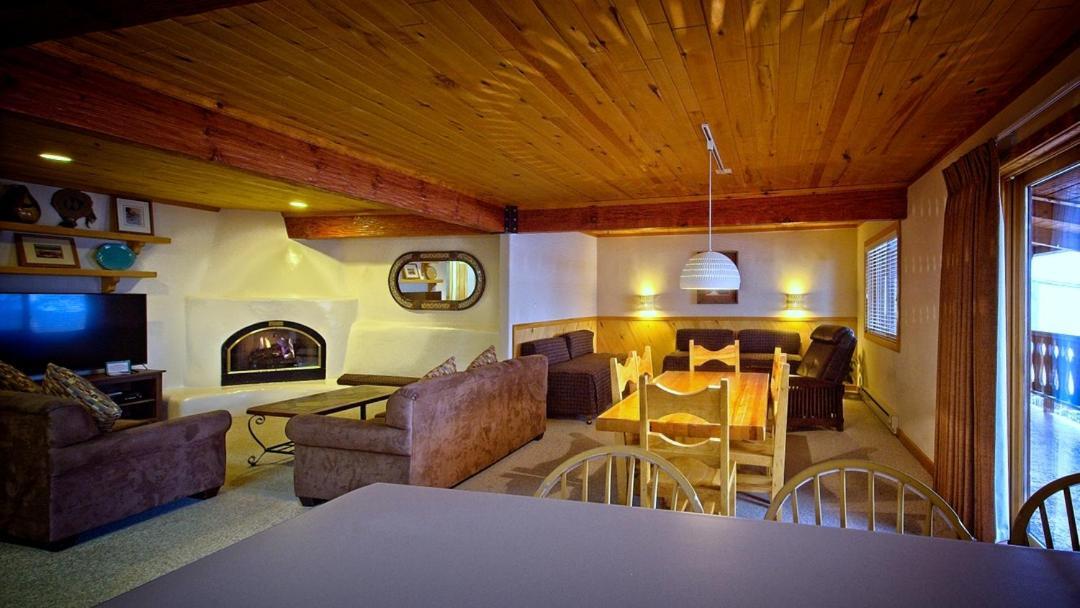 Sitzmark Sports Lodge Ред Ривър Екстериор снимка